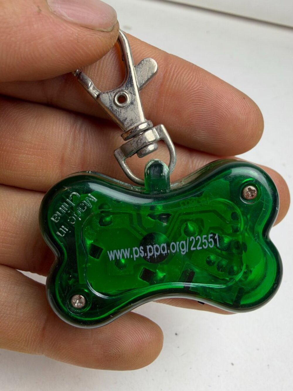 Pet Collar Clip On Light Flashing Green Dog Bone Shape Safety Beacon Keyring